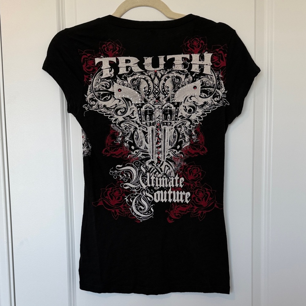 Elegant Black V-Neck Tee with Red and White Design - Picture 4 of 4
